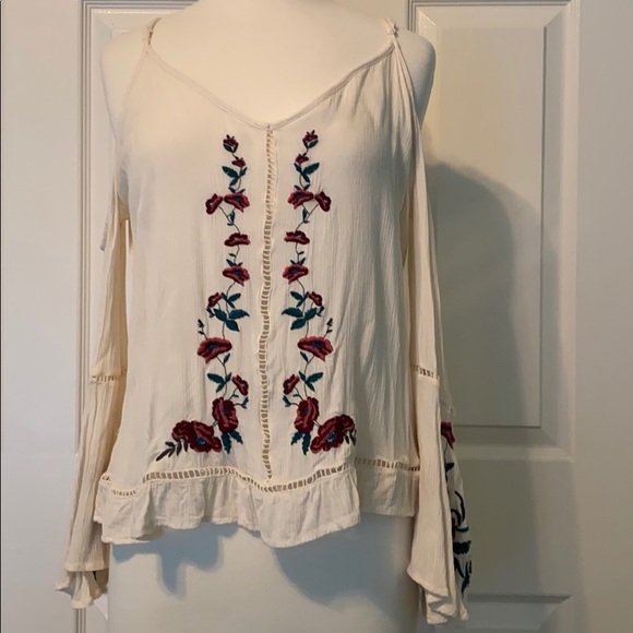American Eagle Outfitters Tops - off the shoulder top worn once